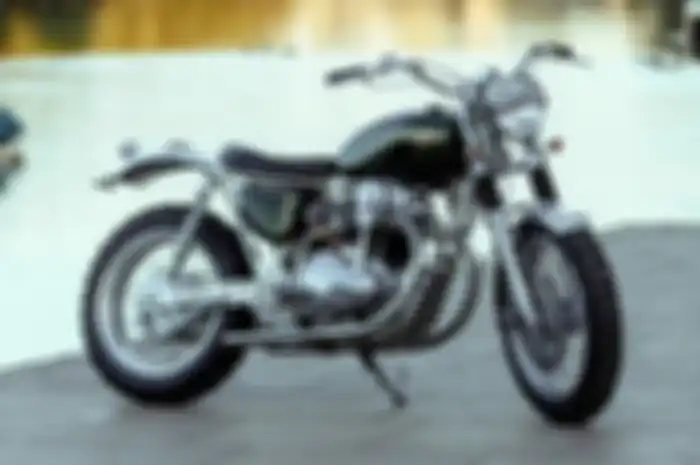 Modifikasi motor Kawasaki W650 gaya desert sled.