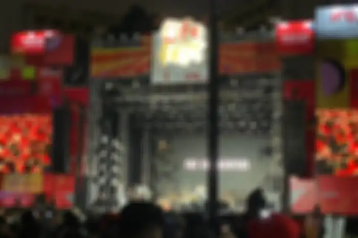 Meski hujan deras, penonton masih setia temani The Changcuters manggung di Life Fest 2023.