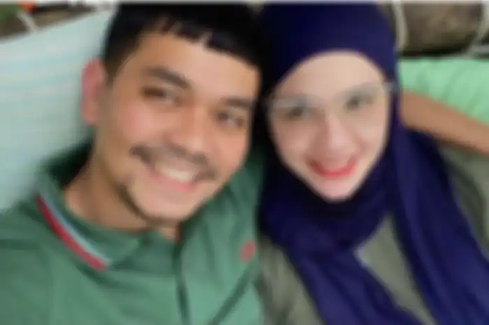 Aldila Jelita hapus foto Indra Bekti. Dia sakit hati dibohongi suaminya selama ini.