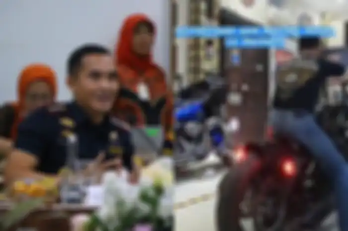 Kepala kantor Bea Cukai Jogja, Eko Darmanto (kiri) dan postingan moge Harley-Davidson Eko (kanan).