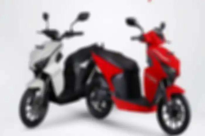Foto ilustrasi Gesits Raya (kiri) dan Gesits G1 (kanan). Biaya charge motor listrik Gesits cuma Rp 2 ribuan untuk segini jauhnya bro.
