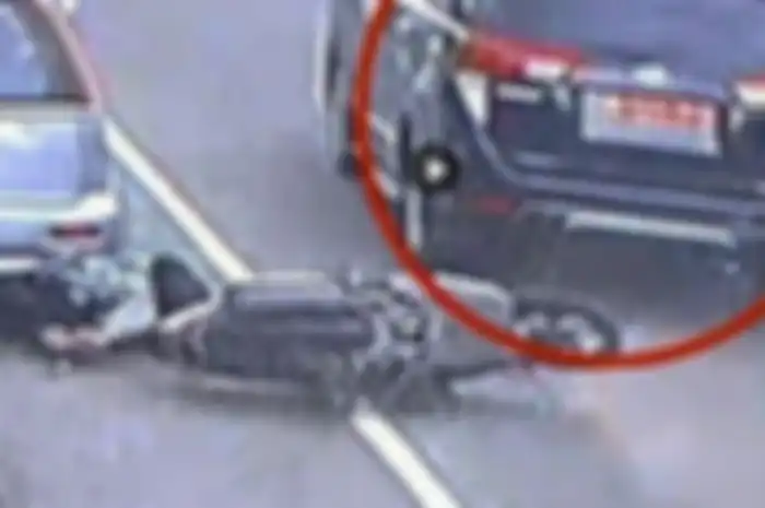 Tertangkap kamera CCTV pemotor Honda Vario ditabrak lari oleh mobil pelat merah.