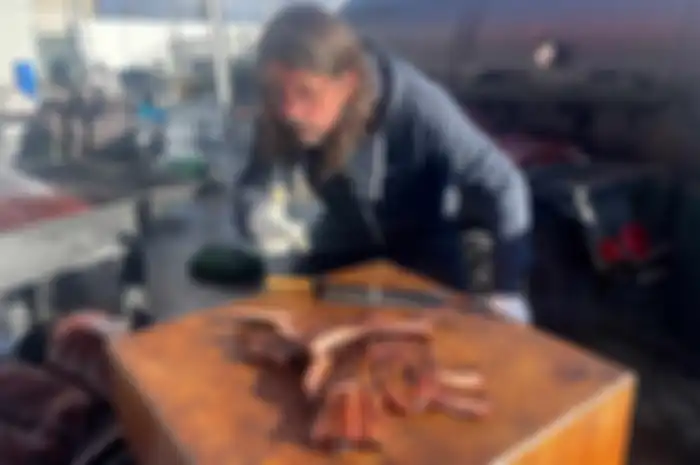Dave Grohl saat masak buat para tunawisma