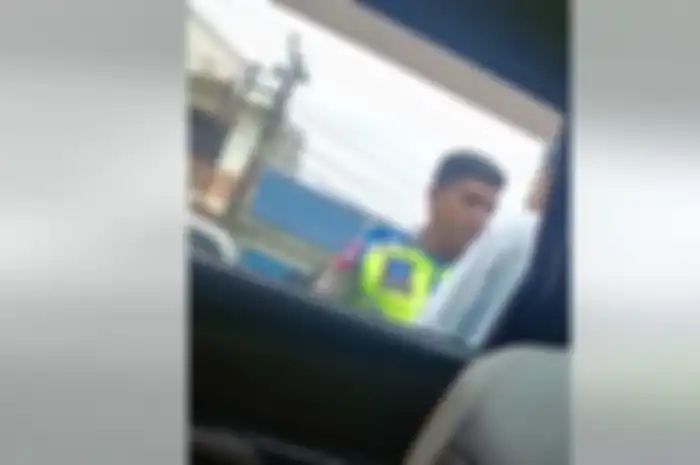 Pengendara mobil duel dengan polisi di Gowa.