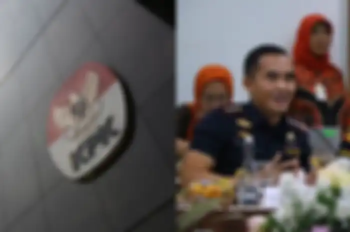 Ilustrasi KPK (kiri) dan Eko Darmanto, pejabat Bea Cukai yang pamer moge Harley-Davidson di media sosial (kanan).