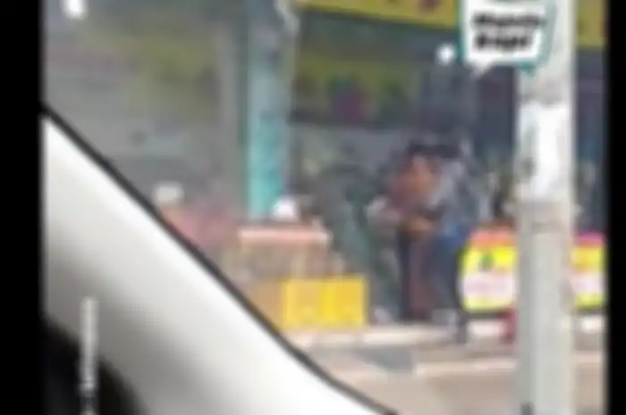 Oknum Anggota TNI serang pemotor sampai masuk toko buah akibat senggolan di jalan.