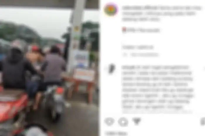 Ramai di media sosial dua pemotor saling sikut menolak antre saat beli BBM di SPBU.
