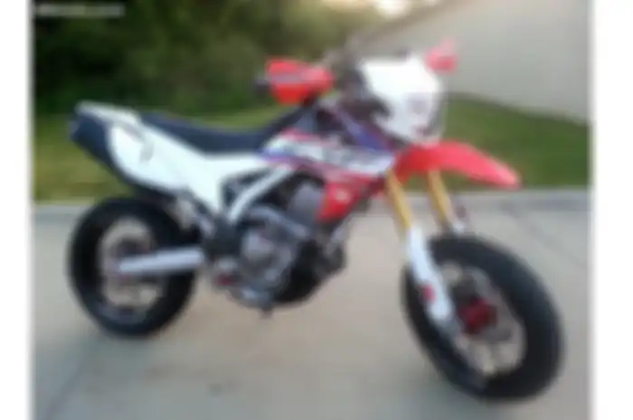Ilustrasi Honda CRF250L bergaya supermoto.
