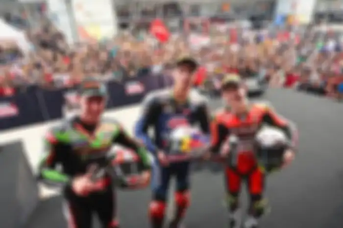 Ilustrasi pembalap yang juara di Sirkuit Mandalika jelang WSBK Mandalika 2023, ada Toprak Razgatlioglu (tengah) dan Jonathan Rea (kiri), sementara Alvaro Bautista juara dunia WSBK 2022 (kanan).