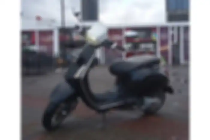 Ilustrasi Vespa matic usai terkena hujan, simak tips perawatan body Vespa.