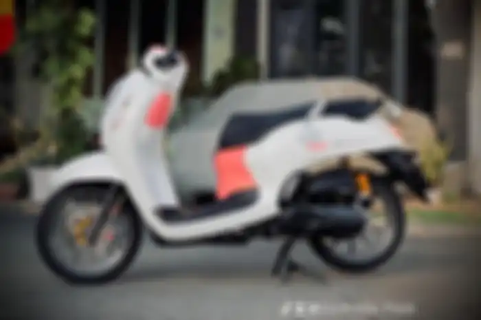 Tampil gemas namun sporty, modifikasi motor Honda Scoopy beneran hedon dari atas sampai bawah!