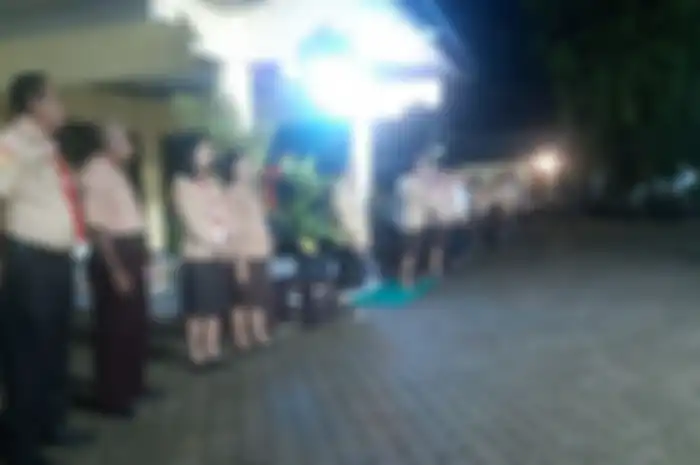 Guru-guru SMAN 1 Kupang menanti siswanya ikut Apel Pagi. Tapi cuma 19 siswa yang datang tepat sebelum jam 5 Wita lewat.