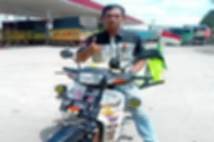 Tiga tahun keliling Indonesia,  Hardi Susanto pria asal Batam bertekad pergi haji naik motor bebek jadul.
