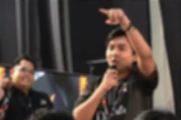 Manted, coach SES Alfaink saat berikan taunting ke tim esports di opening Free Fire Master League Season 7.