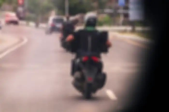 Mekanik Kawasaki menaiki Yamaha NMAX di sekitaran Sirkuit Mandalika