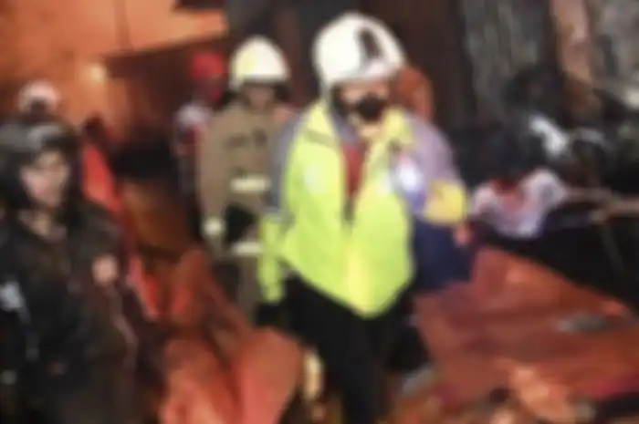 Petugas dan relawan mengevakuasi korban kebakaran Depo Pertamina Plumpang. Ahok sempat berencana merelokasi warga.