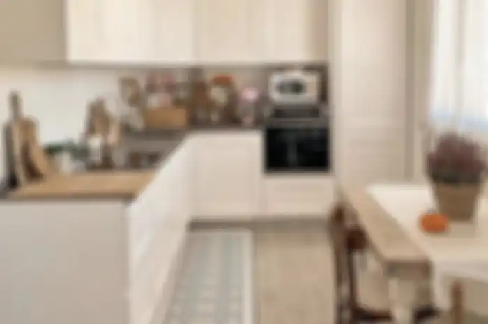 Foto dapur terbuka yang terlihat swmakin estetik dengan trik jitu ini.