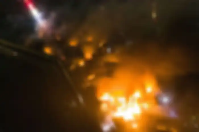 Foto udara pemukiman warga yang terbakar dampak kebakaran Depo Pertamina Plumpang, Jakarta Utara, Jumat (3/3/2023).