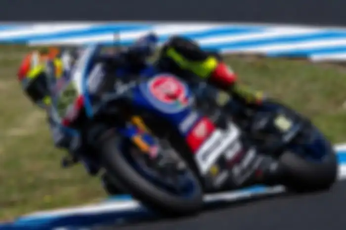 Stiker bendera Turki bertuliskan SENINLEYIZ di motor Andrea Locatelli bikin sedih, ditujukan untuk warga Turki.
