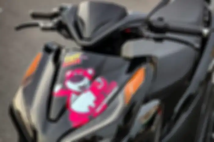 Keren nih, modifikasi motor Honda Vario 125 tampil simple dan proper. Tema hitam plus pelek jari-jari jadi andalan.