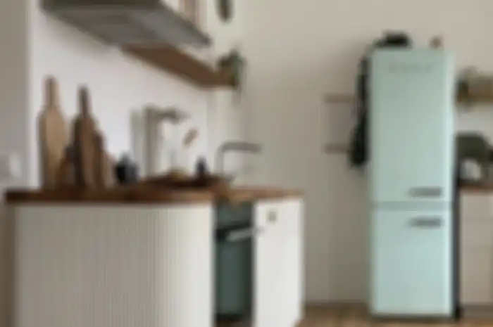 Foto dapur kecil yang jadi favorit berkat pemakaian enam perabot ini.