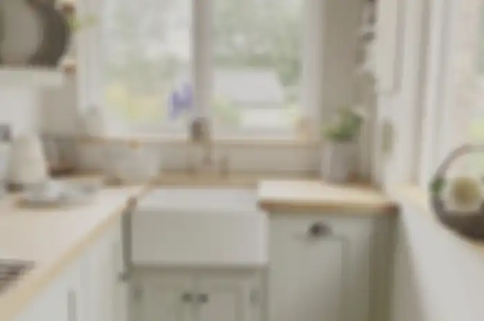 Foto desain dapur kecil dengan memakai warna yang tak biasa agar tampak lebih luas dan lapang.