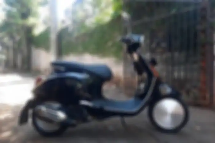 Modifikasi motor Vespa matic pakai dop pelek garapan Zutur Garage.