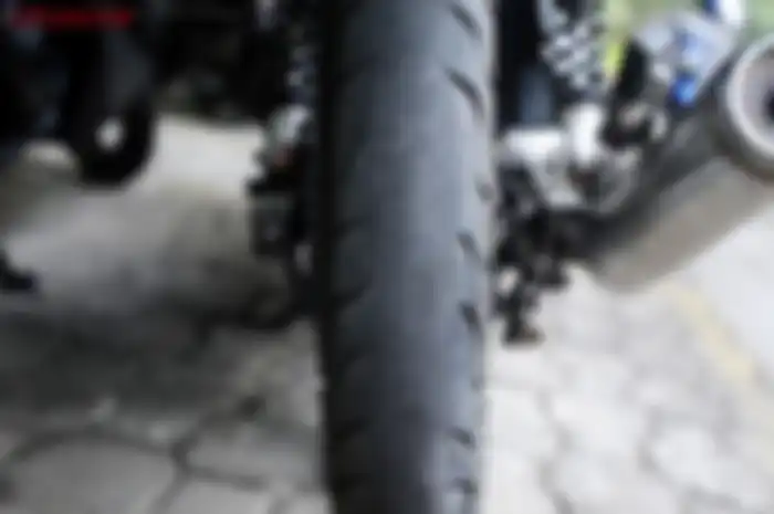 Jalan Beton bikin ban motor cepat botak dibanding aspal, mitos atau fakta?