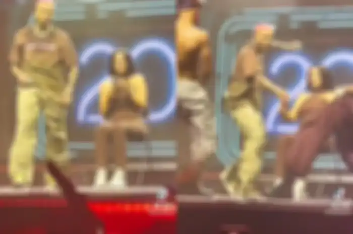 Video ketika Chris Brown melempar HP fansnya di atas panggung.