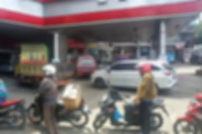 Antrean pemotor mengular di SPBU Puncak Bogor, efek terbakarnya Depo Pertamina Plumpang.