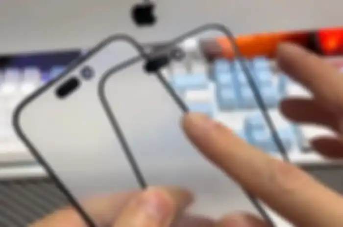 Kaca layar iPhone 15 Series dengan bezel tipis dan Dynamic Island yang beredar di Internet.
