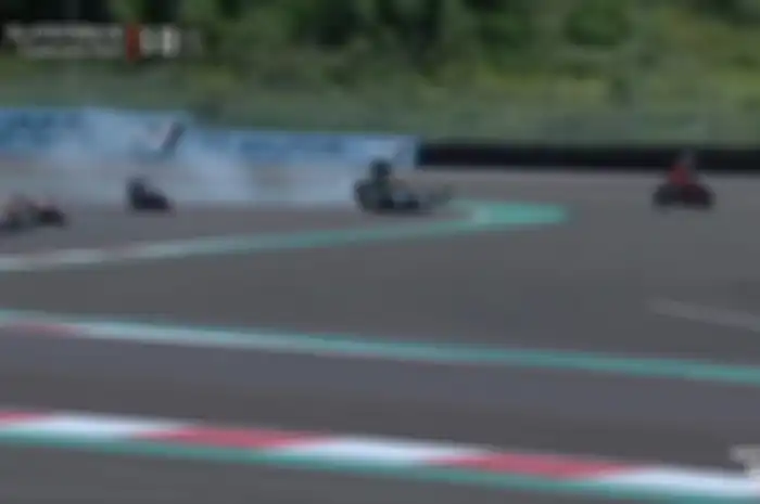 Crash antara Loris Baz, Alex Lowes, dan Danilo Petrucci di Superpole Race WSBK Mandalika 2023, Minggu (5/3/2023), pembalap ngaku kecewa sama marshal.