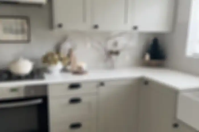 Membersihkan lemari dapur jangang langsung memakai cuka murni. Efeknya jadi seperti ini.