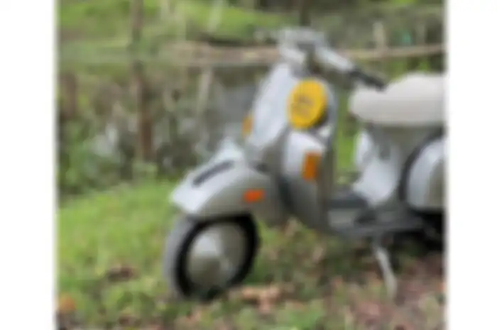 Modifikasi motor Vespa klasik pasang dop pelek buatan Zutur Garage.