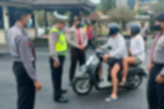 Ilustrasi bule sewa motor di Bali. Sandiaga bentuk Satgas khusus terkait larangan bule sewa motor di Bali.