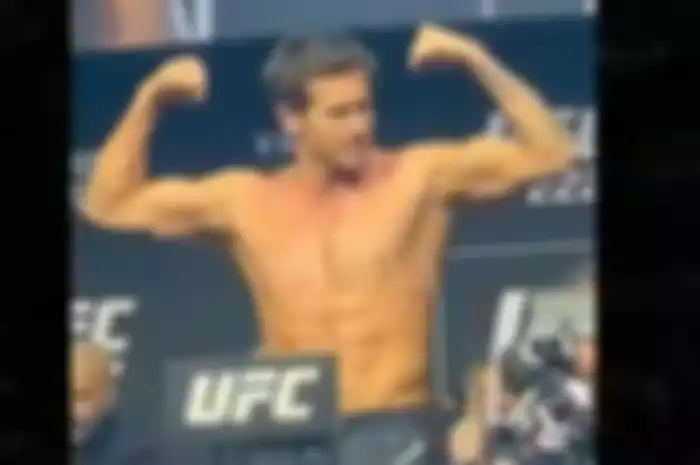 Aktor Jack Gyllenhaal beradegan tarung di Octagon UFC