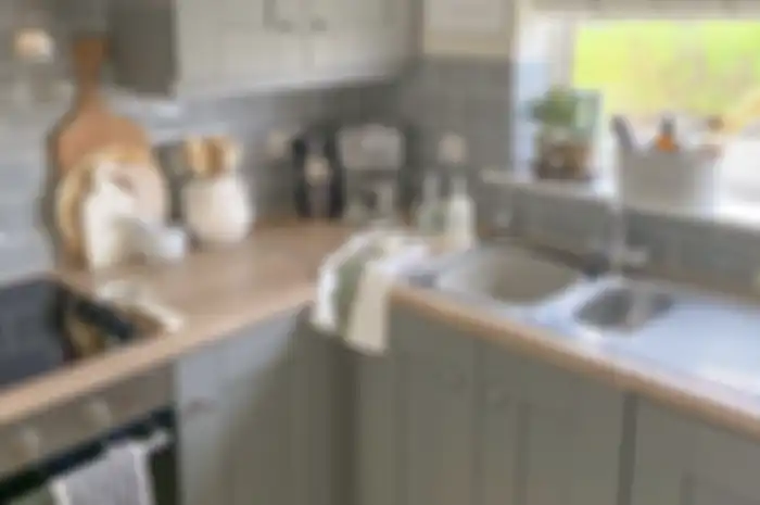 Foto perabot dapur yang kinclong karena dibersihkan dengan memakai bahan masak ini. 