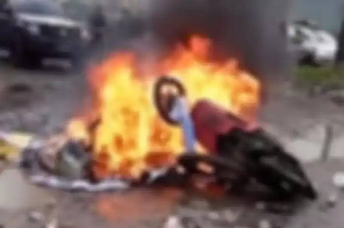 3 motor dibakar peserta yang kecewa dengan panitita penyelenggara event motor trail di Ranca Upas Ciwidey, Kabupaten Bandung, Jawa Barat, Minggu (5/3/2023).