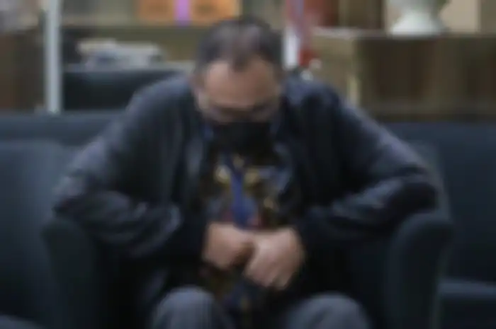 Ayah Mario Dandy, Rafael Dandy menjalani pemeriksaan di gedung KPK. Tangan kanannya mengumpet di tempat ini.