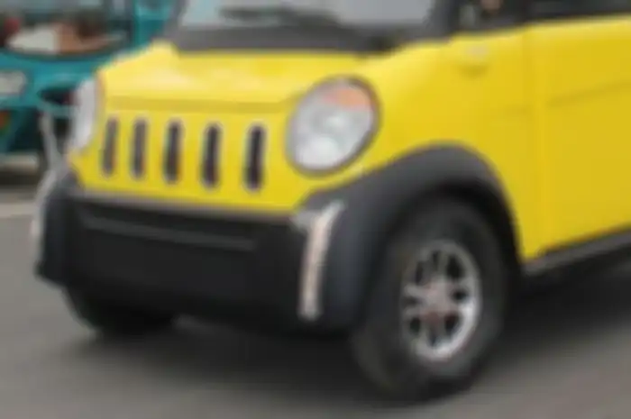 Gril depan vertikal seperti pakem merek Jeep 