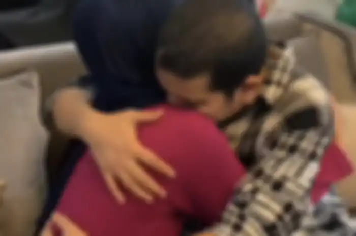 Indra Bekti memeluk erat istrinya Aldila Jelita.