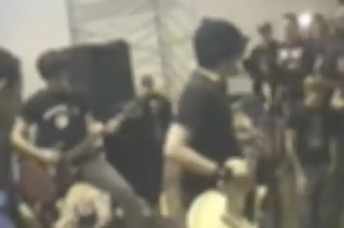 Cuplikan awal Fall Out Boy main di festival hardcore