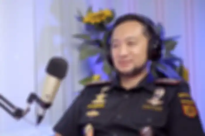 Andhi Pramono Kepala Bea Cukai Makassar suka koleksi motor klasik, punya 2 Vespa antik.