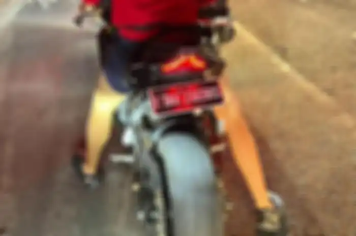 Pemotor bule di Bali pakai pelat nomor palsu.