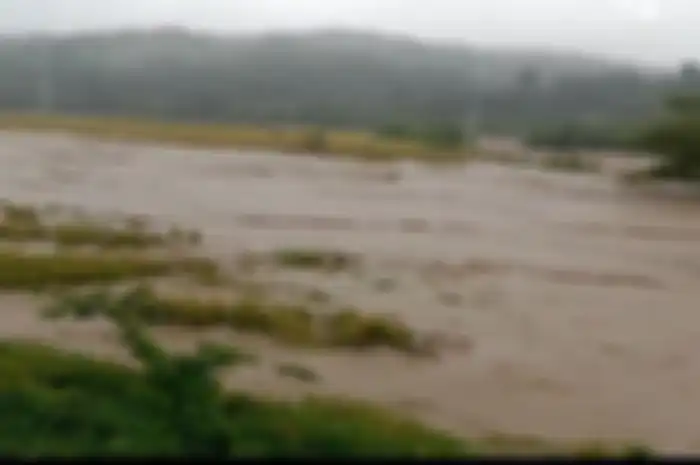 Banjir bandang di Lahat sampai membuat pemotor ketakutan.