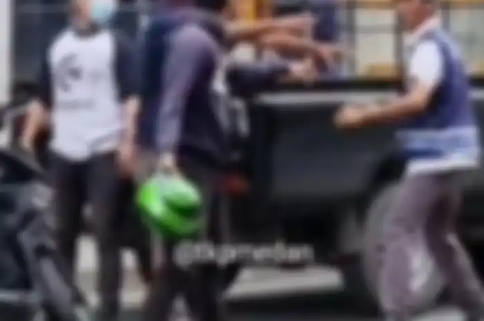Detik-detik driver ojol adu silat dengan juru parkir di Medan viral di media sosial.