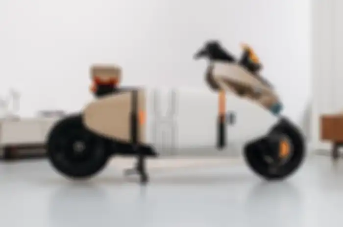 Modifikasi motor listrik BMW CE 04 bertemakan motor pantai. Hasil garapan BMW Motorrad dan Vagabund.