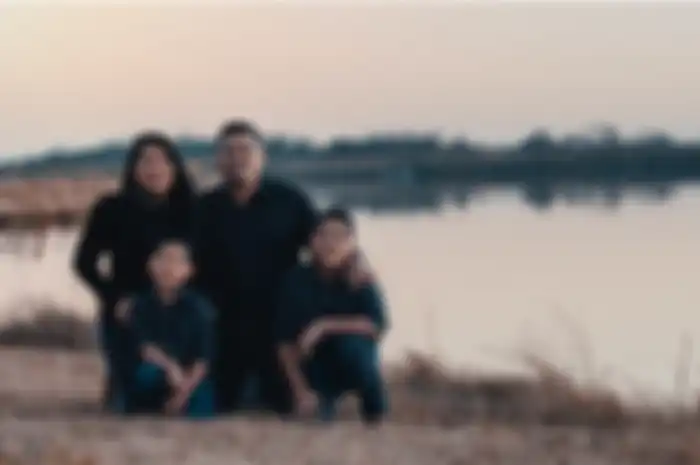 Foto keluarga bisa dilakukan sendiri tanpa harus buang-buang duit ke studio.
