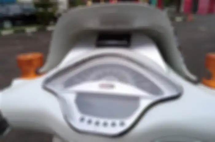 Modifikasi motor Vespa Sprint 150, dipasang spidometer digital SIP dibalut list Zelioni, serta ada voltmeter Koso.