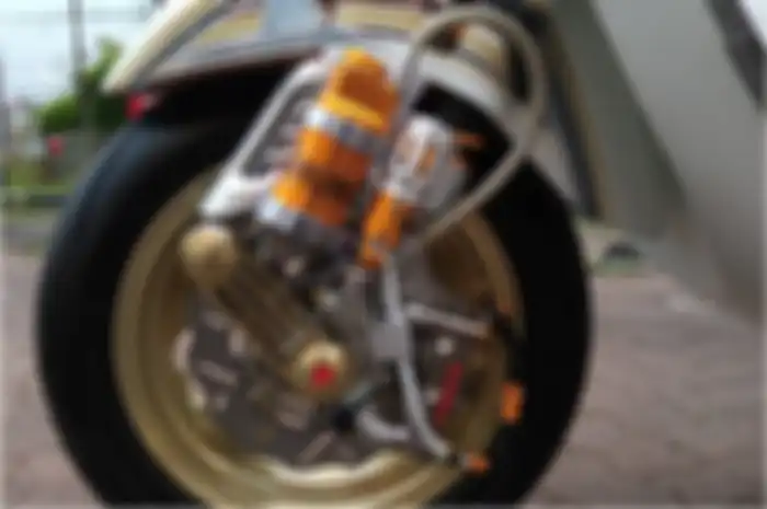 Modifikasi motor Vespa Sprint 150, kaki depan terlihat padat berkat kaliper Brembo dan sok Ohlins.